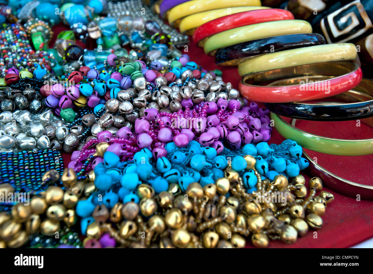 Perle bracciali Baga Goa in India Foto stock - Alamy
