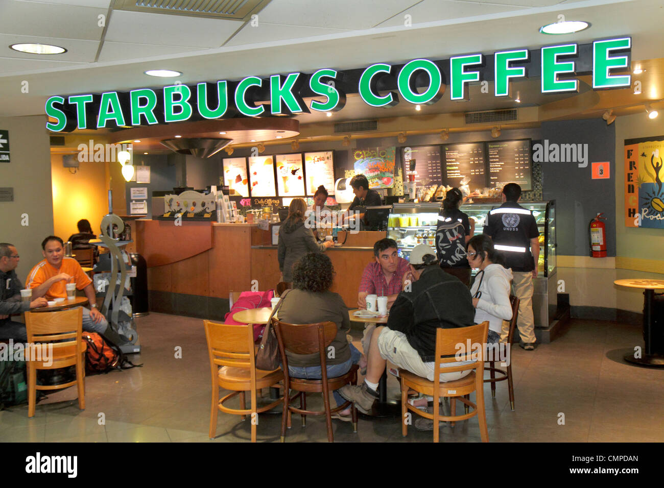 Lima Peru,Aeroporto Internazionale Jorge Chávez,LIM,aviazione,terminal,cafe,Starbucks Coffee,barista,catena,coffee shop,cafe,uomo ispanico maschio,donna fe Foto Stock