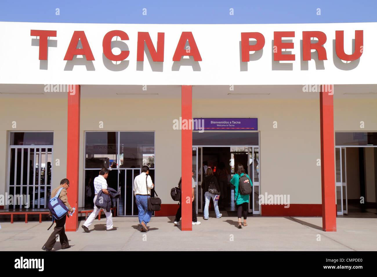Tacna Peru,Aeropuerto Internacional Carlos Ciriani,aeroporto,aviazione,terminal building,LAN volo da Lima,arrivo,tarmac,uomo ispanico uomini maschio,donna Foto Stock