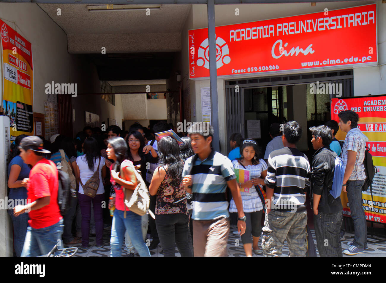 Tacna Peru,Calle Hipólito Unanue,cima Academia PreUniversitaria,scuola di preparazione universitaria,istruzione secondaria,studenti istruzione allievo cuccioli Foto Stock