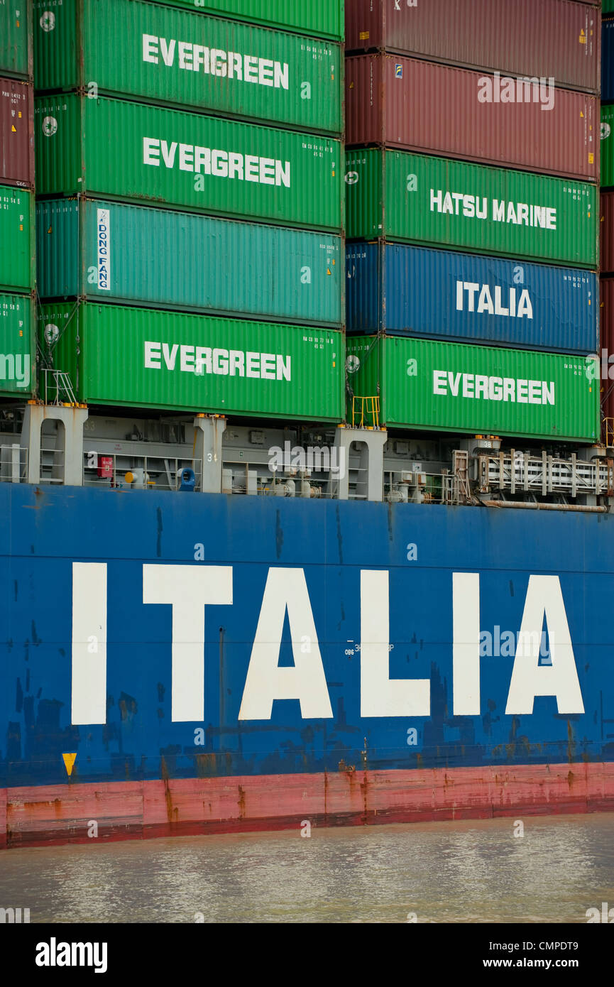 Dettaglio di contenitori in nave da carico a Miraflores Locks,Canale di Panama Foto Stock