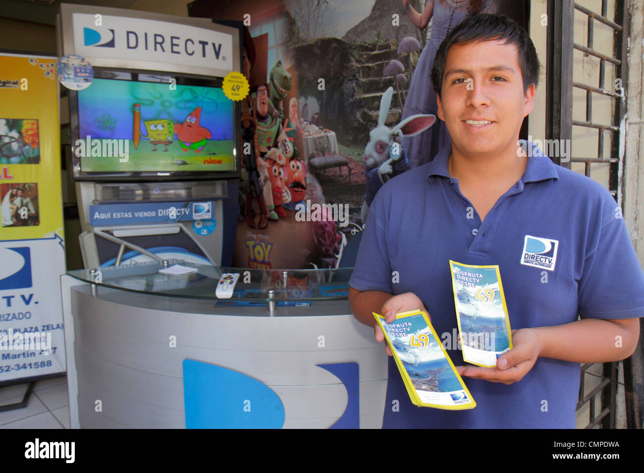 Tacna Peru,Calle San Martin,DIRECTV,Direct TV,satellite televisione provider,azienda,ispanico uomo etnico uomini maschio adulti,giovane,agente di vendita,worki Foto Stock