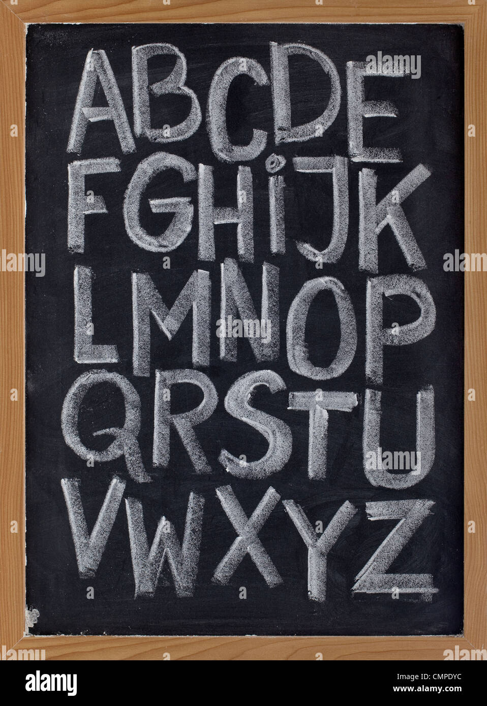 Ventisei lettere dell'alfabeto inglese (maiuscolo) - bianco gesso grafia sulla lavagna Foto Stock