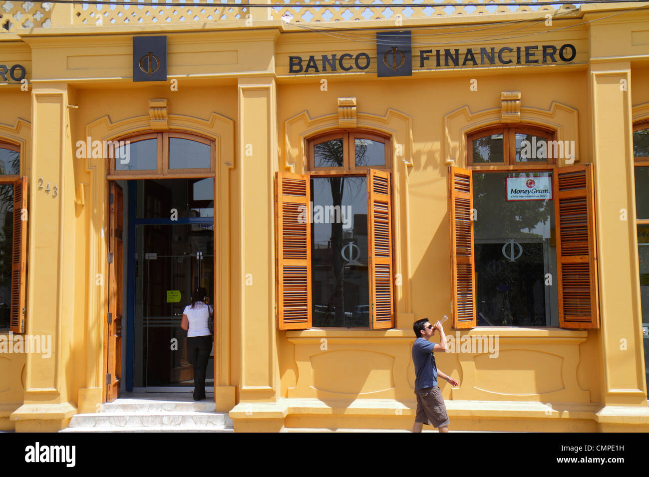 Tacna Peru,Avenida Francisco Bolognesi,Banco Financiero,banca,banca,istituto finanziario,filiale,porta,ingresso,insegna,logo,donne ispaniche, Foto Stock