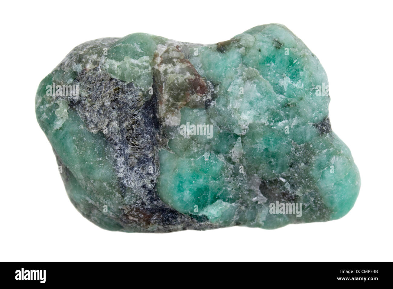 Raw gemma di smeraldo (minerale Berillo) con inclusioni estratta in Brasile isolato su bianco Foto Stock