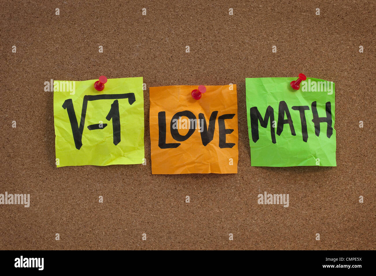 La radice quadrata di un numero negativo - Io amo la matematica concetto divertente e colorata Sticky Notes, la grafia sul sughero bulletin board Foto Stock