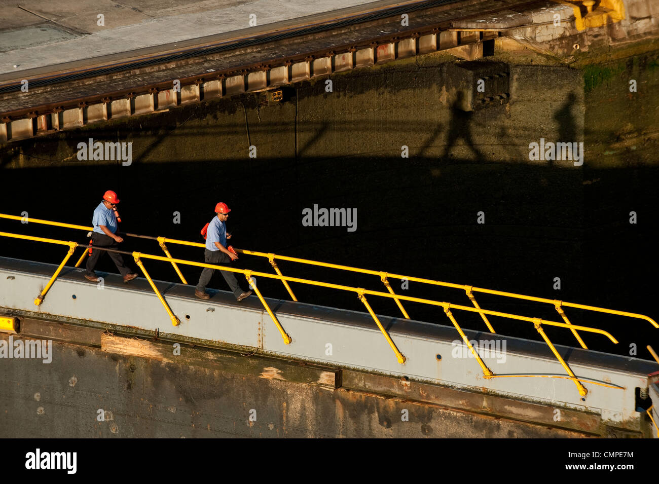 Canale di Panama lavoratori passando al di sopra di una paratoia di Miraflores Locks Foto Stock