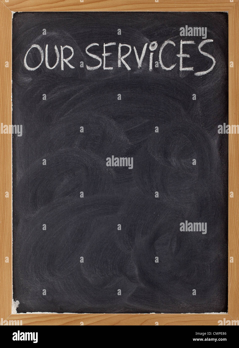 I nostri servizi - bianco gesso grafia sulla lavagna con eraser macchie, copia dello spazio sottostante Foto Stock