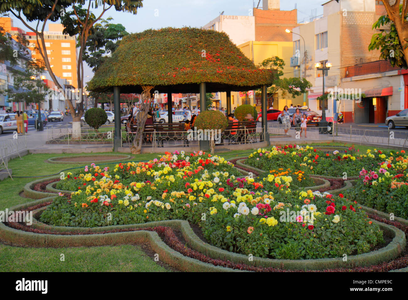 Tacna Peru,Avenida San Martin,Plaza de Armas,piazza pubblica,parco,aiuola,paesaggio,pergola,pomeriggio,passeggio,peru120119097 Foto Stock