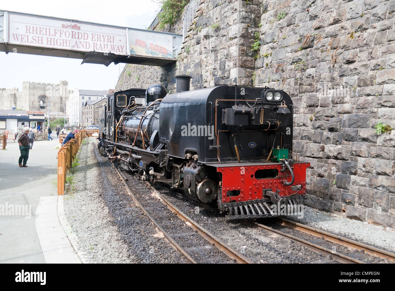 Locomotiva a vapore tirando un treno su il Welsh Highland Railway Foto Stock