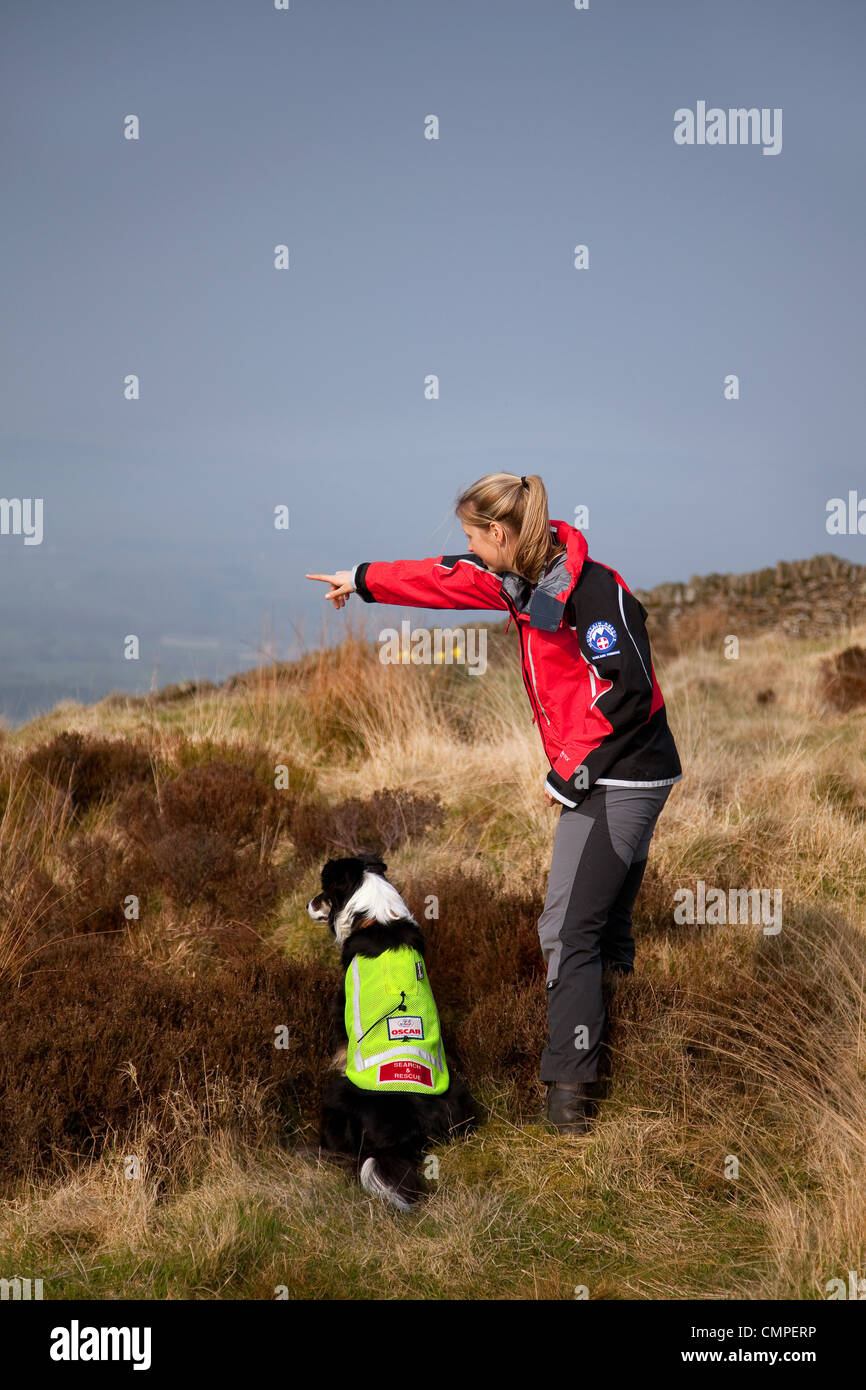 The Mountains & Fells Bowland Pennine Mountain Rescue Team (BPMRT), con cane di ricerca, Chipping Hill, brughiere del Lancashire, Regno Unito Foto Stock