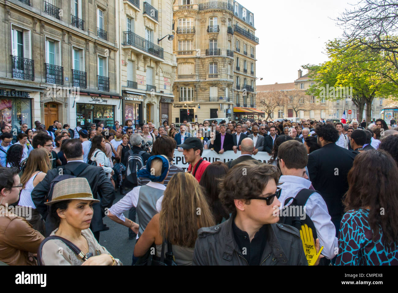Anti-razzismo e antisemitismo i silenziosi marciano per strada a Parigi in memoria dei recenti attentati terroristici in Francia, LE DONNE NELLA CITTÀ DELLE STRADE AFFOLLATE, radunano per la xenofobia Foto Stock