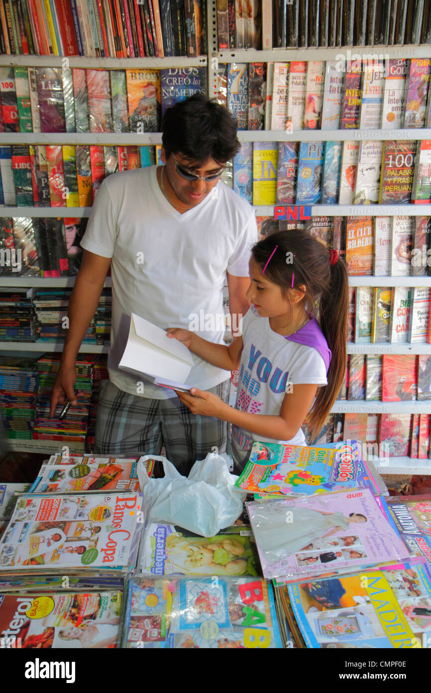 Tacna Peru,Avenida Bolognese,libreria,shopping shopping shoppers negozi di vendita di vendita di mercato,negozi di negozi di affari,editoria,uomini ispanici Foto Stock