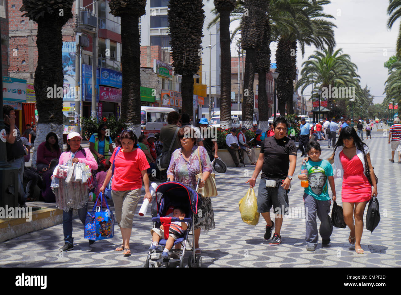 Tacna Peru,Avenida Bolognese,Parque de Locomotora,parco pubblico,passeggiata,uomo etnico ispanico uomini maschio,donna donne,baby bebè bambini,gir Foto Stock