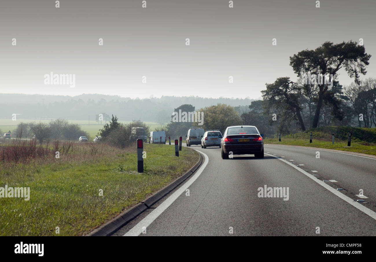 Cars driving sul (attualmente) a carreggiata singola sezione della A11 in Norfolk, Regno Unito Foto Stock