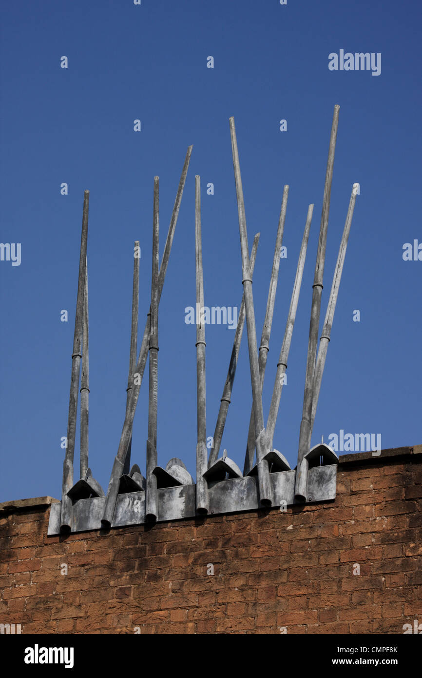 Una scultura montata su Sidbury ponte sul canale di Worcester, Regno Unito, la commemorazione della guerra civile inglese. Foto Stock