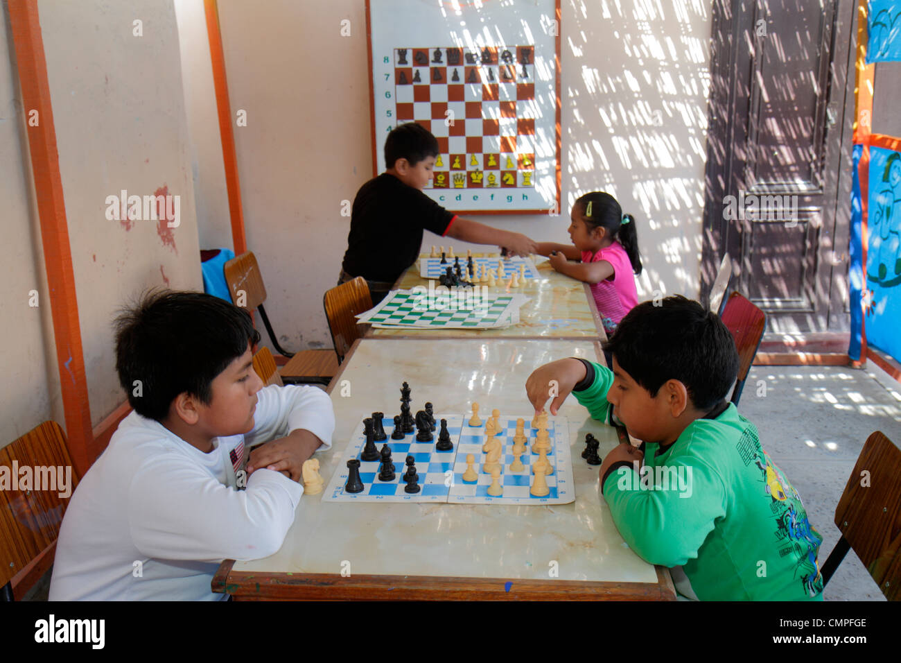 Tacna Peru,Avenida Modesto Basadre,campo di scacchi,gioco da tavolo,strategia,tabellone a scacchi,bianco,neri africani minoranza etnica,pezzi,Hispa Foto Stock