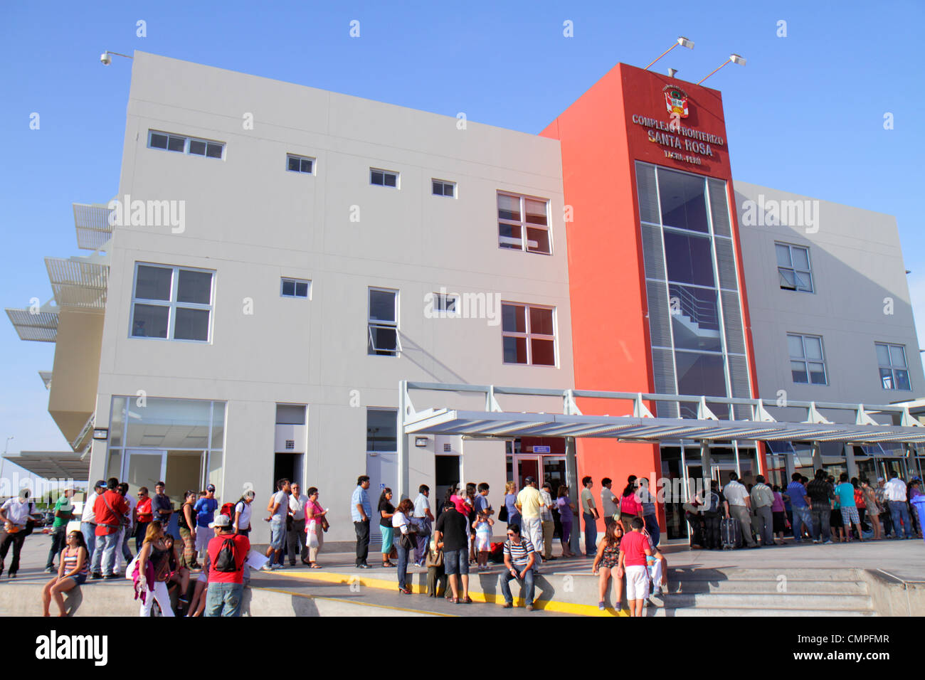 Tacna Peru,Pan American Highway,avvicinamento Cile,confine terrestre,punto di attraversamento,checkpoint,edificio,esterno,controllo doganale Perù,uomo ispanico me Foto Stock