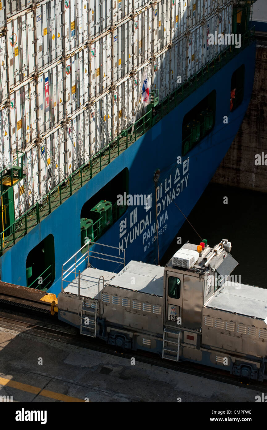 Contenitori nave da carico a Miraflores Locks. Canale di Panama Foto Stock