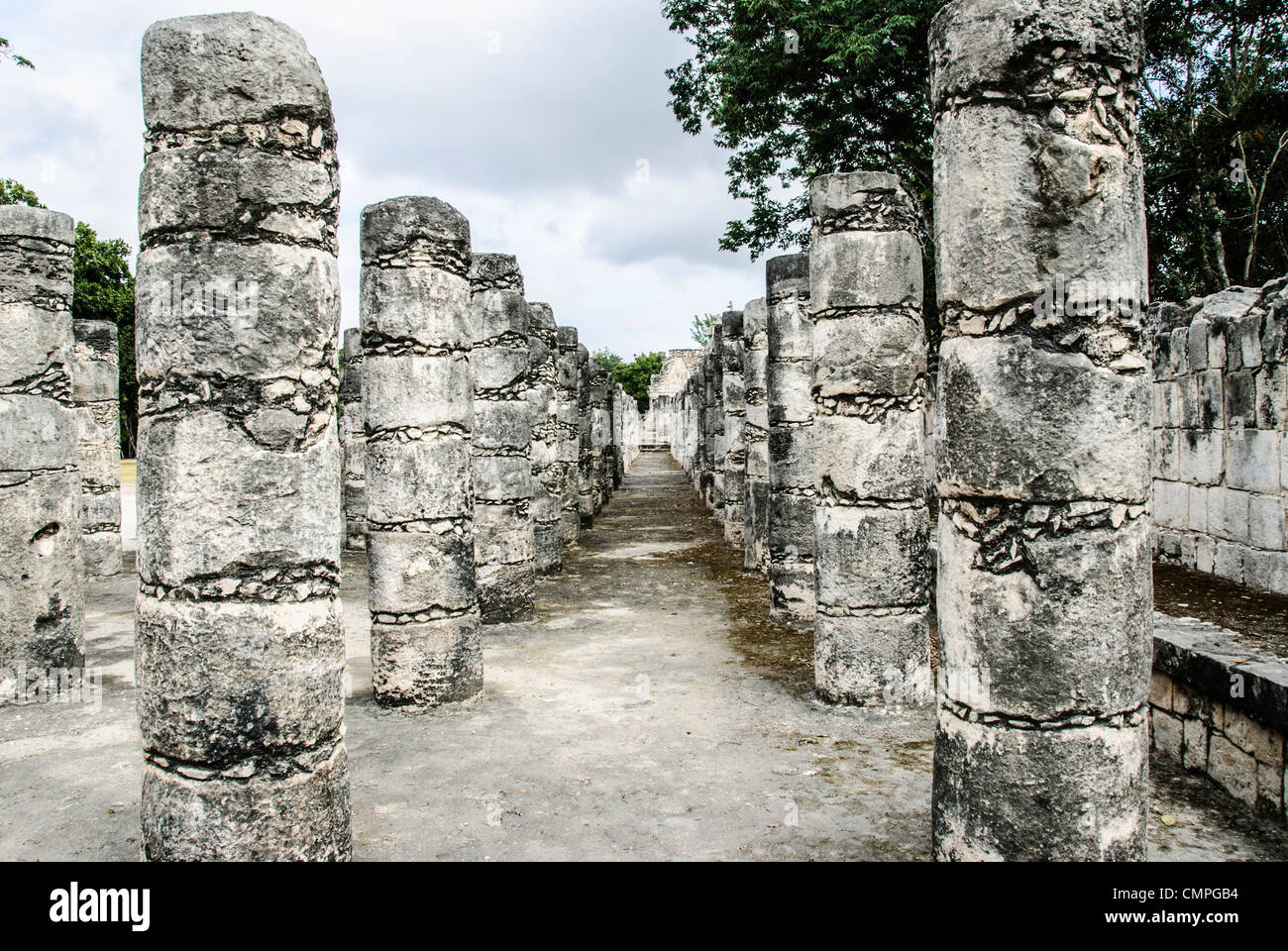 Chichen Itza Tempio delle colonne Guerrieri Penisola dello Yucatan Messico // file di colonne al Tempio dei Guerrieri alle rovine Maya di Chichen Itza nella Penisola dello Yucatan Messico. Foto Stock