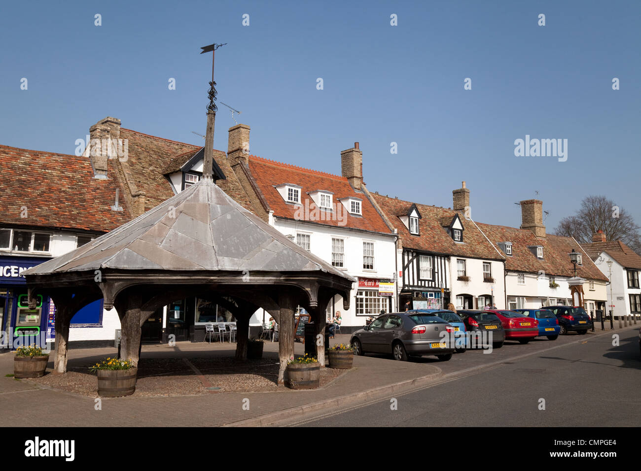 Suffolk Town Center UK; il mercato con 16th Century Market Cross, Mildenhall, Suffolk East Anglia UK Foto Stock