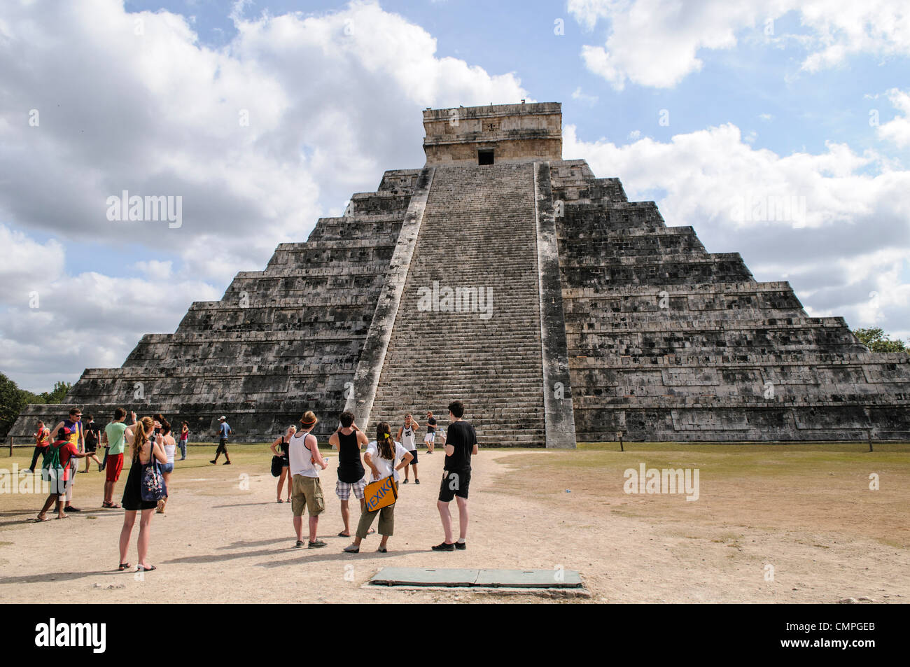 CHICHEN ITZA, Messico - un gruppo di turisti in visita al Tempio di Kukulkan (El Castillo) a Chichen Itza Zona archeologica e le rovine di una grande civiltà Maya città nel cuore della Penisola dello Yucatan del Messico. Foto Stock