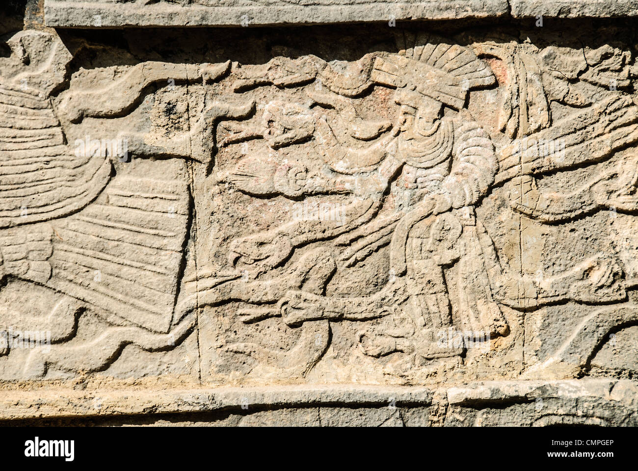 Chichen Itza Guerriero Maya intagliando Messico // CHICHEN ITZA, Messico - Un'incisione in un muro di pietra raffigurante un guerriero Maya a Chichen Itza, Messico. Foto Stock