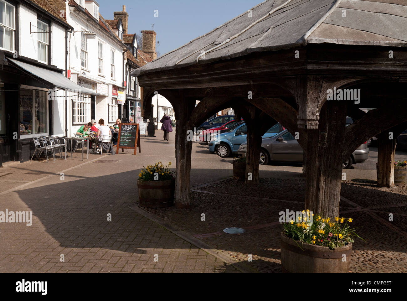 La piazza del mercato con il XVI secolo Market Cross, Mildenhall town, Suffolk East Anglia UK Foto Stock