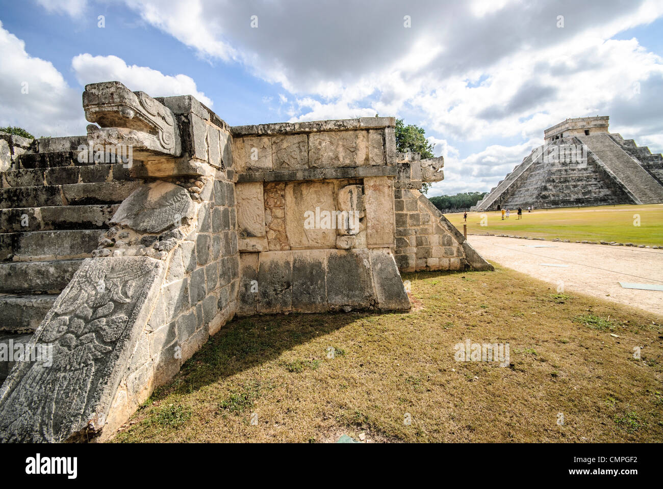 Piattaforma di Venere di Chichen ITZA Messico // CHICHEN ITZA, Messico: La piattaforma di Venere, una struttura cerimoniale compatta nell'antica città Maya di Chichen Itza, presenta sculture distintive della testa di giaguaro che fiancheggiano la sua scalinata. La piattaforma, dedicata al pianeta Venere, dimostra la sofisticata comprensione dell'astronomia dei Maya e la sua integrazione nell'architettura religiosa. Questa struttura si trova vicino alla piazza centrale del complesso archeologico, che fa parte del nucleo cerimoniale della città. Foto Stock