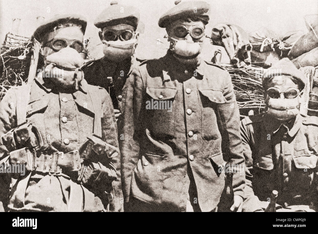 I soldati in Ypres durante la Prima Guerra Mondiale utilizzando early  maschere antigas, che erano di pastiglie di lana di cotone imbevuto in  comune di soda di lavaggio Foto stock - Alamy