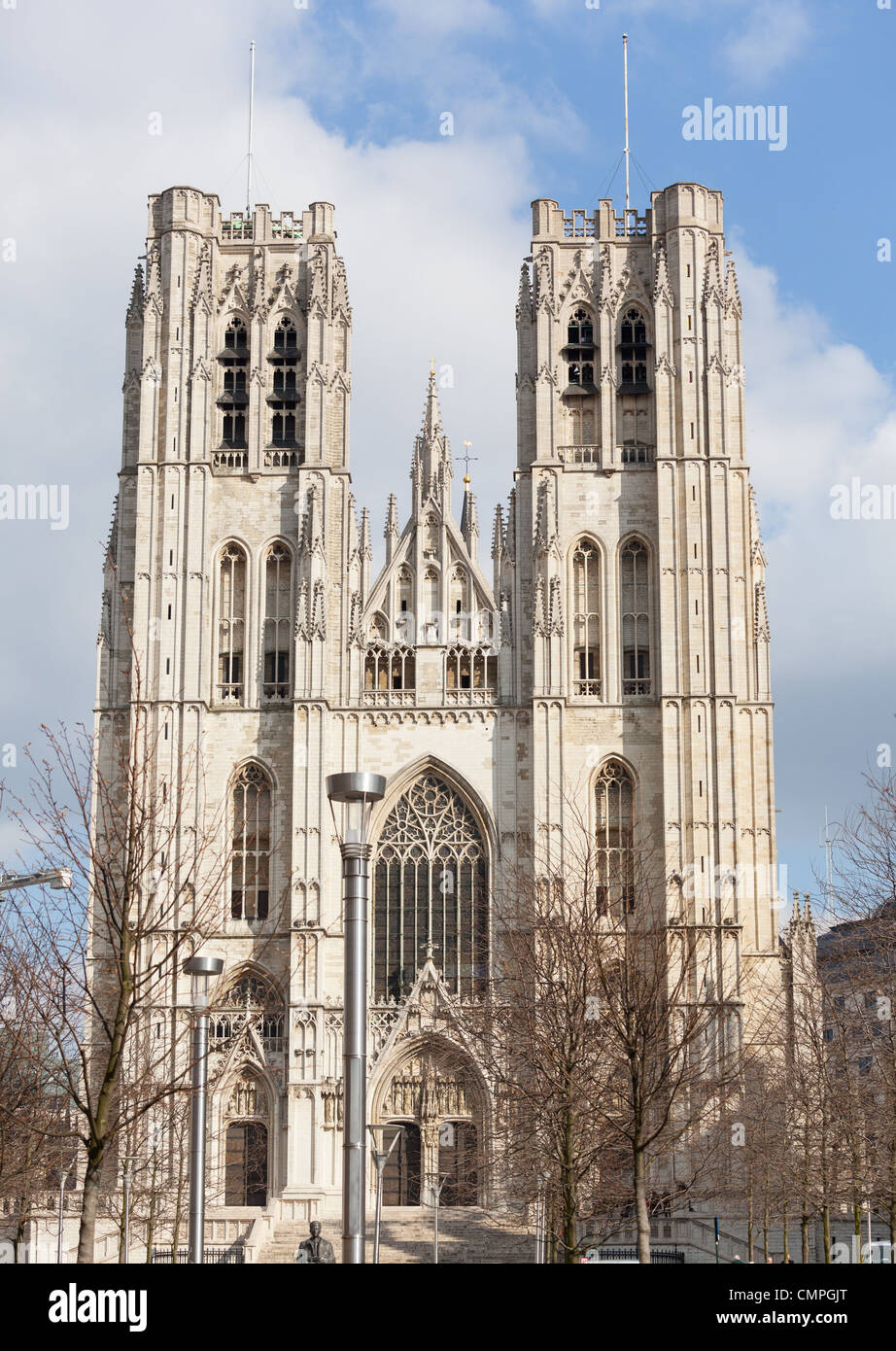 Le torri della Cattedrale di St Micheal a Bruxelles nel periodo invernale Foto Stock