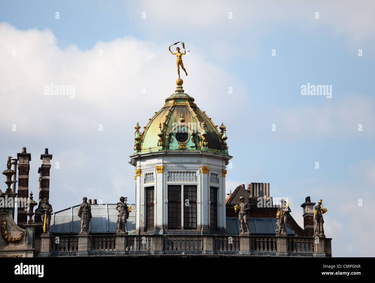 Dettaglio del tetto e oro statue sul tetto della Maison du Roi d Espagne nella Grand Place di Bruxelles Foto Stock