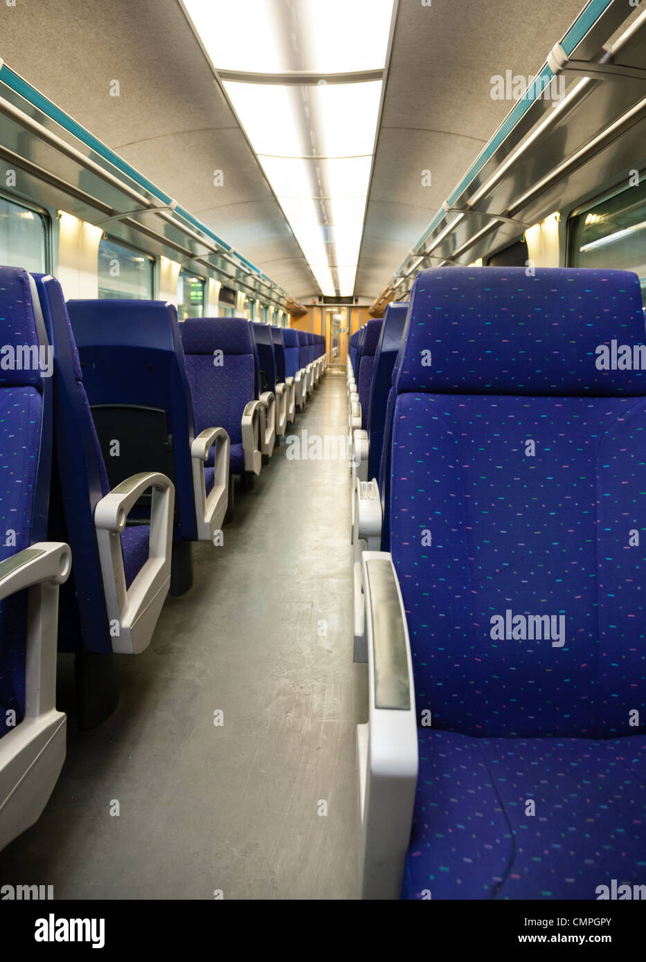 Interno della ferrovia pullman con prospettiva di vuoto sedili blu Foto Stock