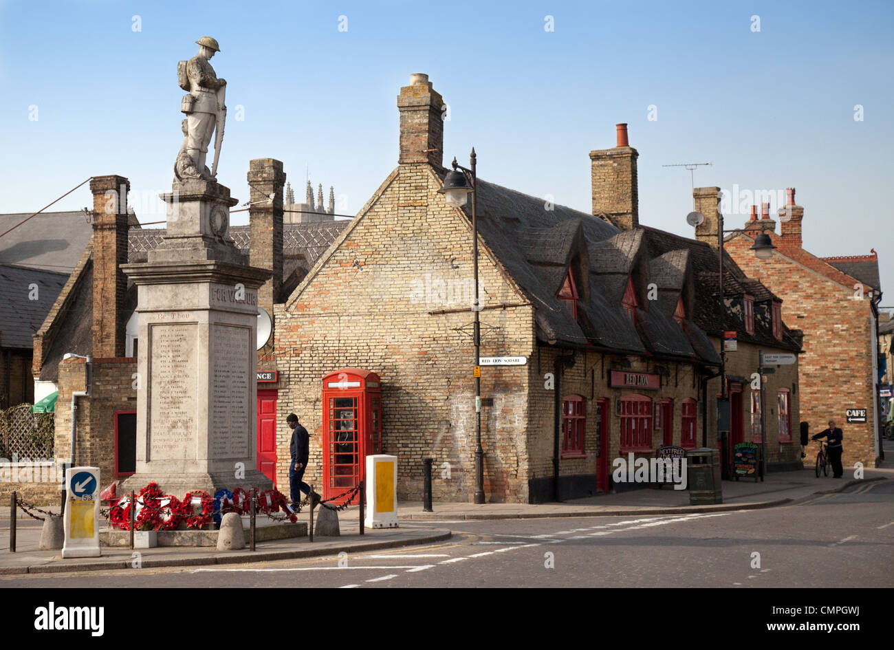 Il memoriale di guerra e Pub Red Lion, Soham Town Center, Cambridgeshire Regno Unito Foto Stock