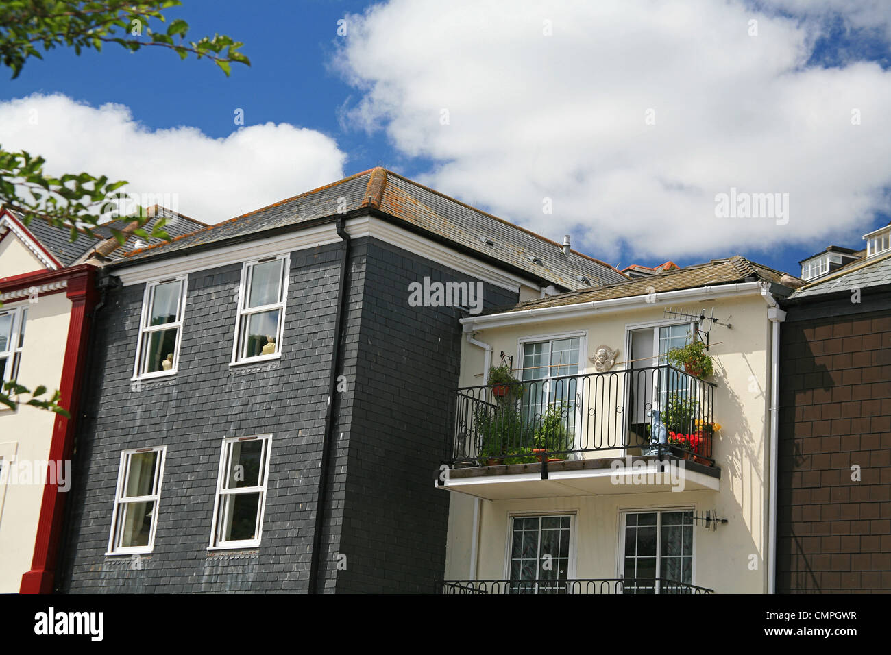 Case di città che si affaccia su Piazza del Mercato Vecchio dispone di un interessante mix di stili e materiali e colori, Dartmouth, Devon, Inghilterra Foto Stock