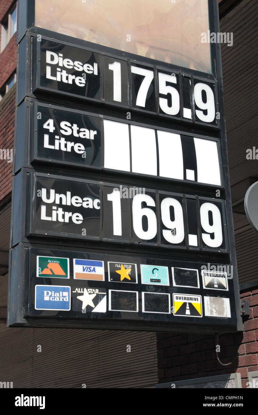 Molto elevato di carburante benzina senza piombo e dei prezzi del diesel un piccolo indipendente dalla stazione di benzina in Holland Park area di Londra (Mar 2012) Foto Stock