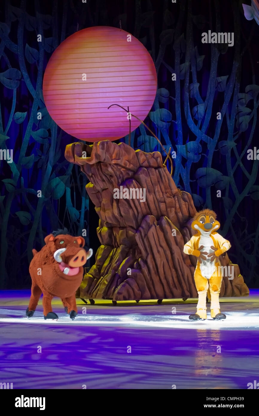 GREEN Bay, WI - MARZO 10: Timon il meerkat e Pumbaa il warthog da The Lion King su pattini a Disney on Ice. Foto Stock