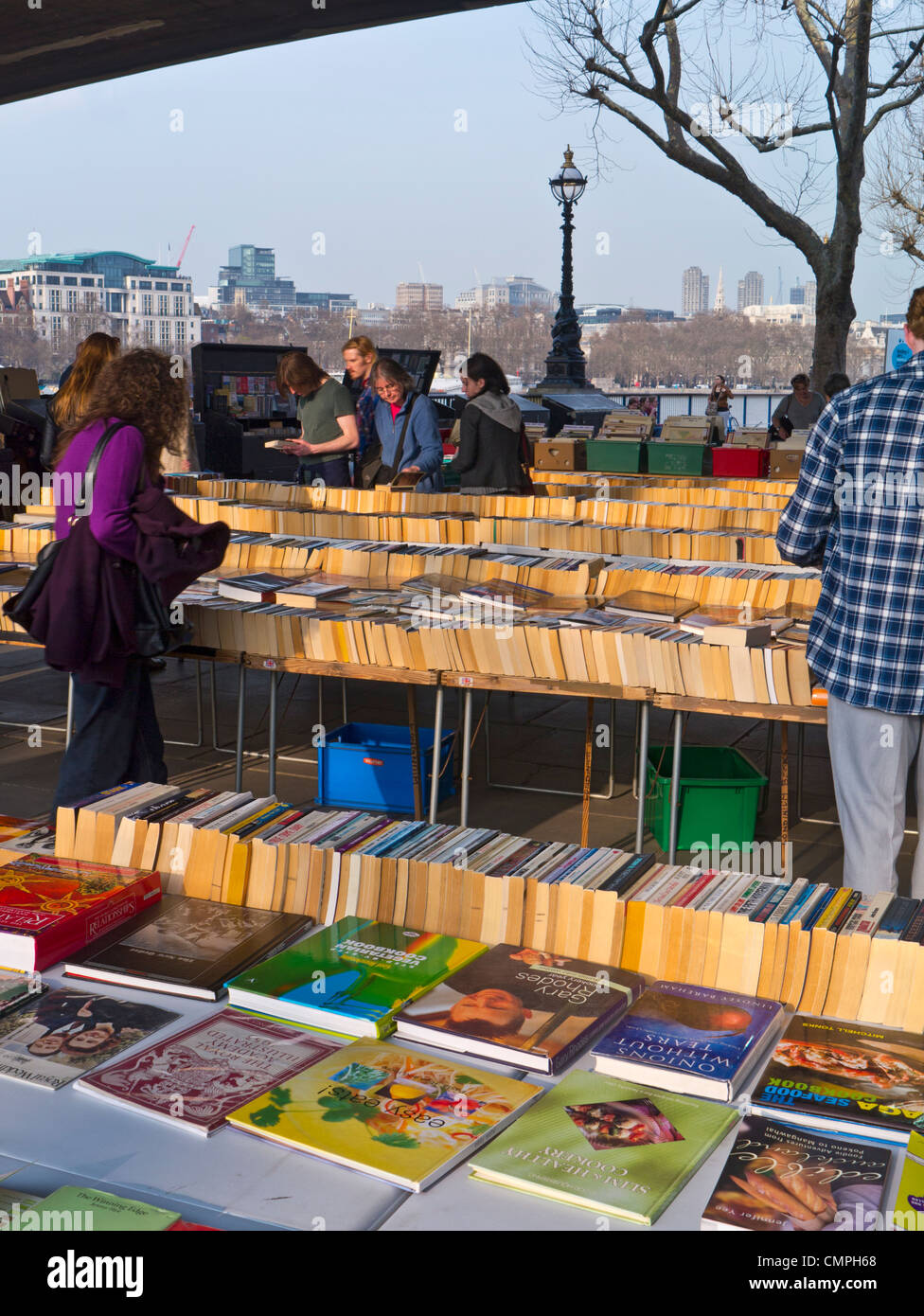 South Bank Centre del mercato del libro sotto il ponte di Waterloo regina a piedi London REGNO UNITO Foto Stock