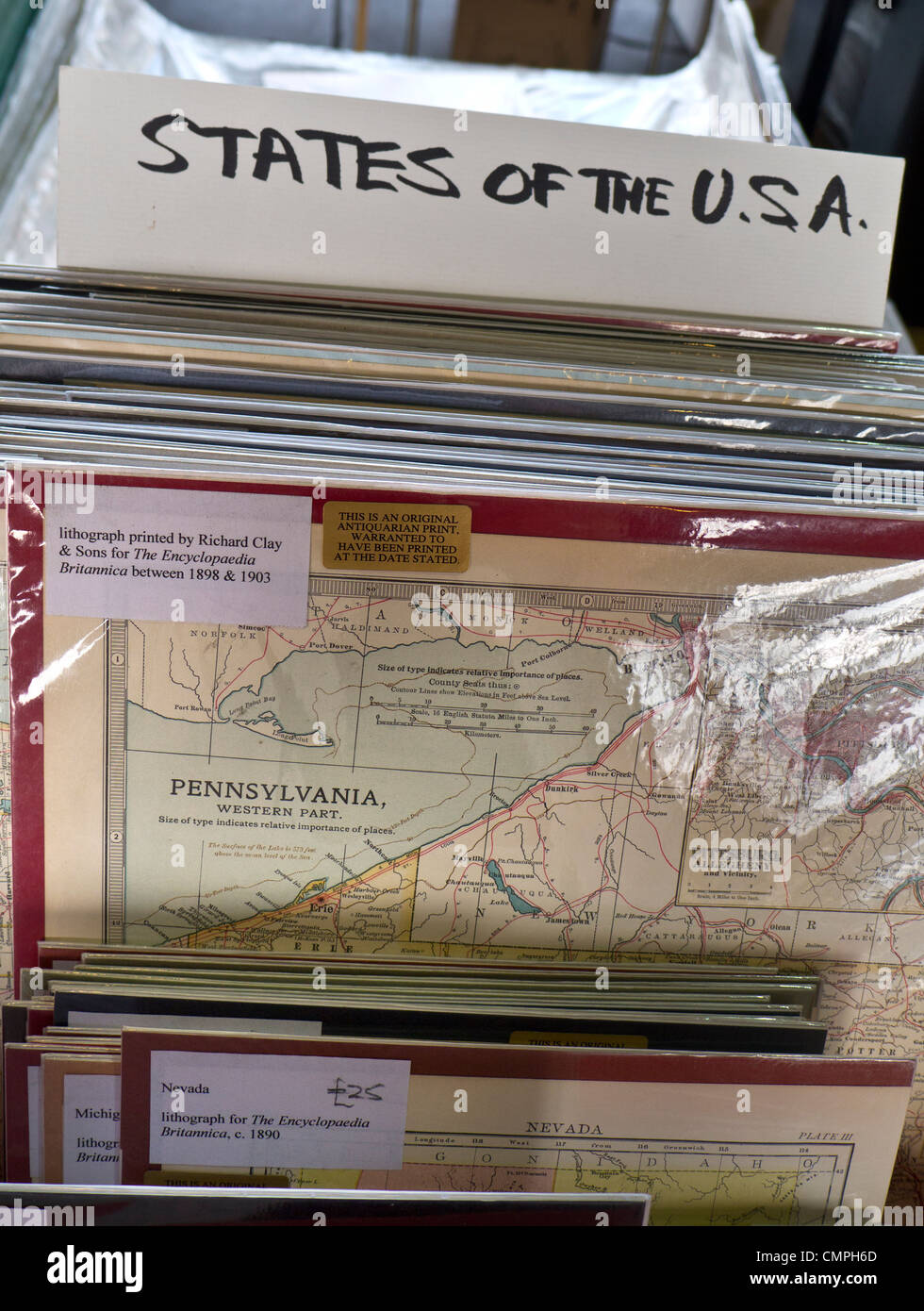 Chiudere la visualizzazione sulla mappa illustrazioni per la vendita al South Bank Centre del mercato del libro sotto il ponte di Waterloo regina a piedi London REGNO UNITO Foto Stock