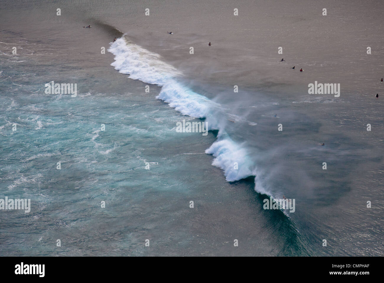 Vista aerea di surfers nella lineup sulla North Shore di Oahu, Hawaii. Foto Stock