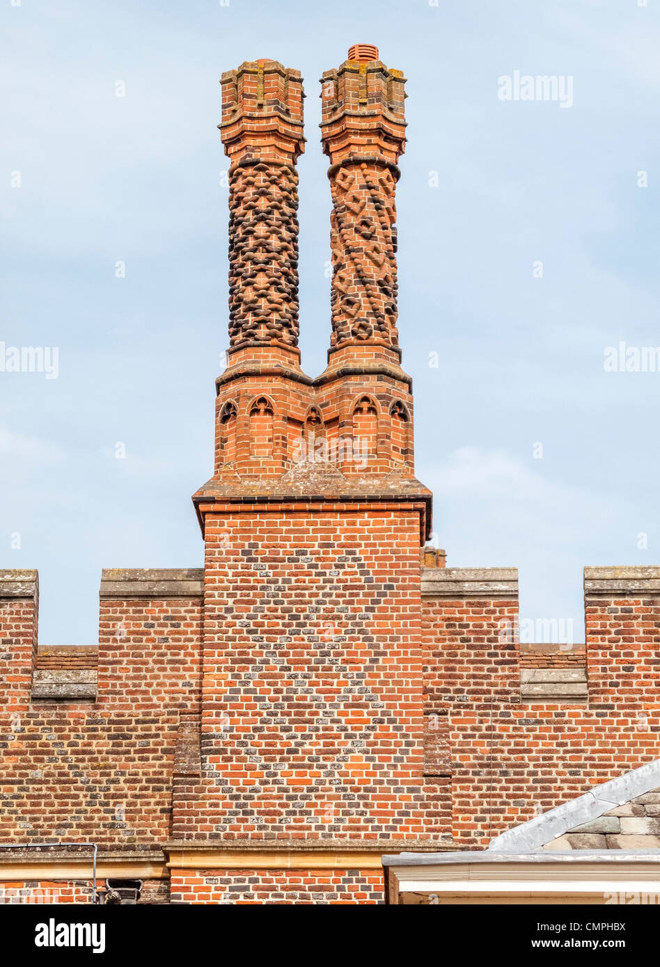 Camini a Hampton Court Palace, Richmond sul Tamigi, Inghilterra, Regno Unito: medievale in mattoni con pattern distintivo Foto Stock