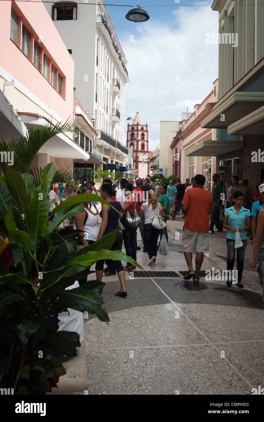 Republica Street a Camaguey con una chiesa Inglesia de la Soledad in background Foto Stock