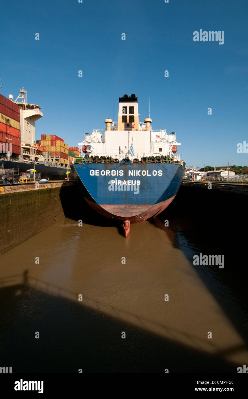 Nave da carico a Miraflores Locks. Canale di Panama Foto Stock