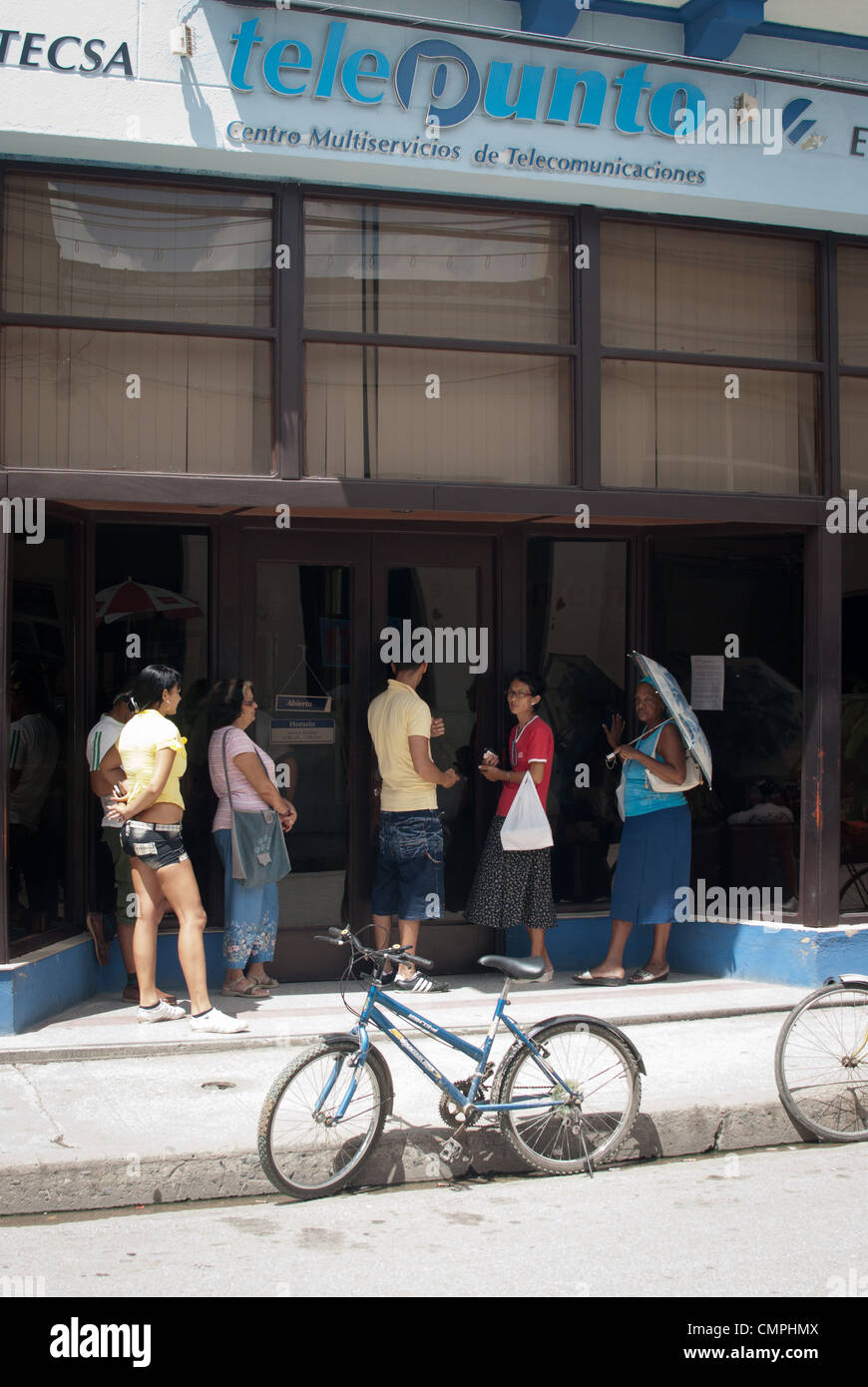 Il popolo cubano in attesa al di fuori della banca per essere lasciate in Cuba Foto Stock