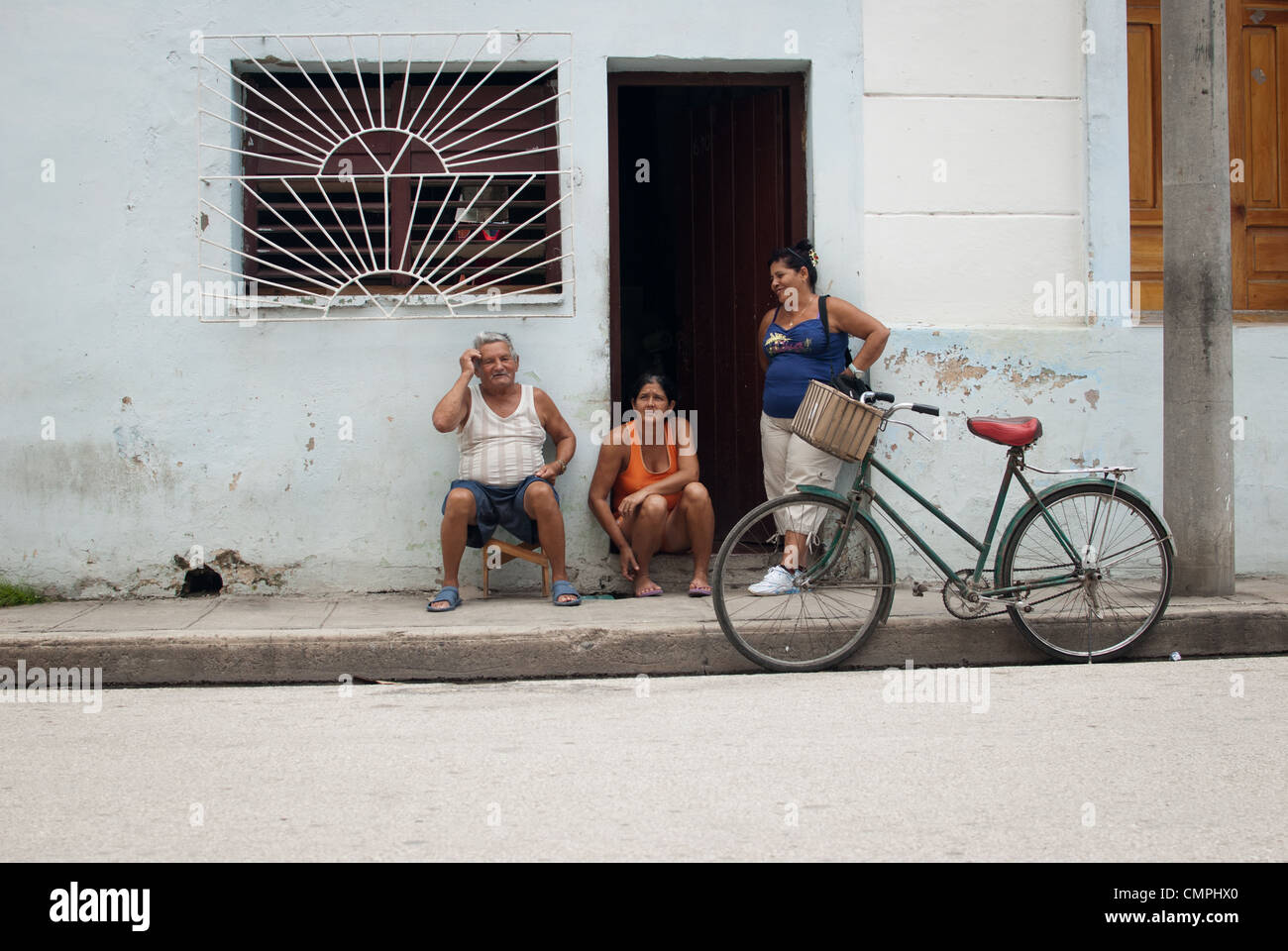 Il popolo cubano appeso al di fuori di una casa a Camaguey, Cuba Foto Stock