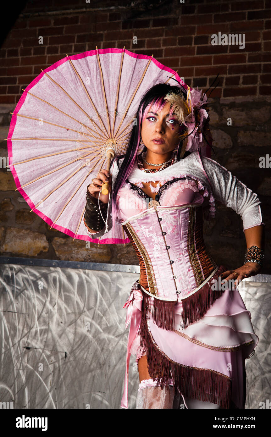 Pinup di un modello di vestito in Steam Punk abbigliamento moda Foto stock  - Alamy