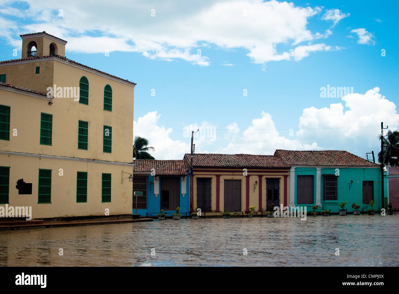 Gli edifici colorati su Plaza San Juan de Dios, Camaguey, Cuba Foto Stock