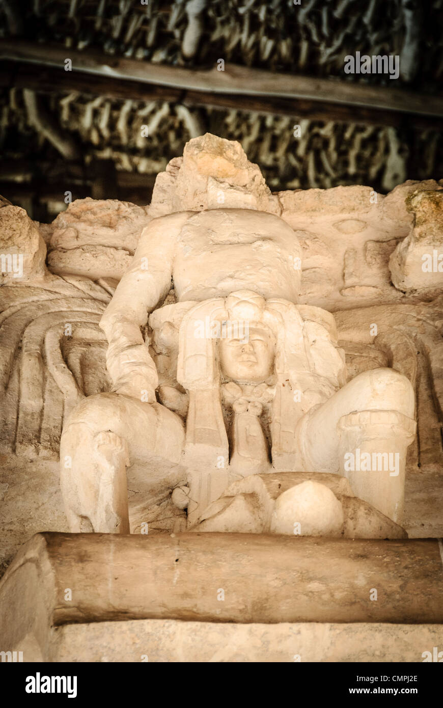 EK Balam Acropolis Maya stucco Relief Mexico // EKBALAM, Messico - figure in stucco elaborate scolpite con elementi piumati simili ad ali fiancheggiano l'ingresso a bocca del mostro all'Acropoli di Ekʼ Balam (noto anche come Ek Balam). Mentre la loro caratterizzazione e il loro significato sono dibattuti, questi rilievi scultorei a grandezza naturale, creati intorno al 770-840 d.C. durante il tardo periodo classico, possono rappresentare esseri soprannaturali o antenati deificati associati alla tomba del sovrano Ukit Kan le'k Tok'. Le figure mostrano intricati dettagli del costume, tra cui cinture cerimoniali, copricapi e distintivo schienale piumato Foto Stock