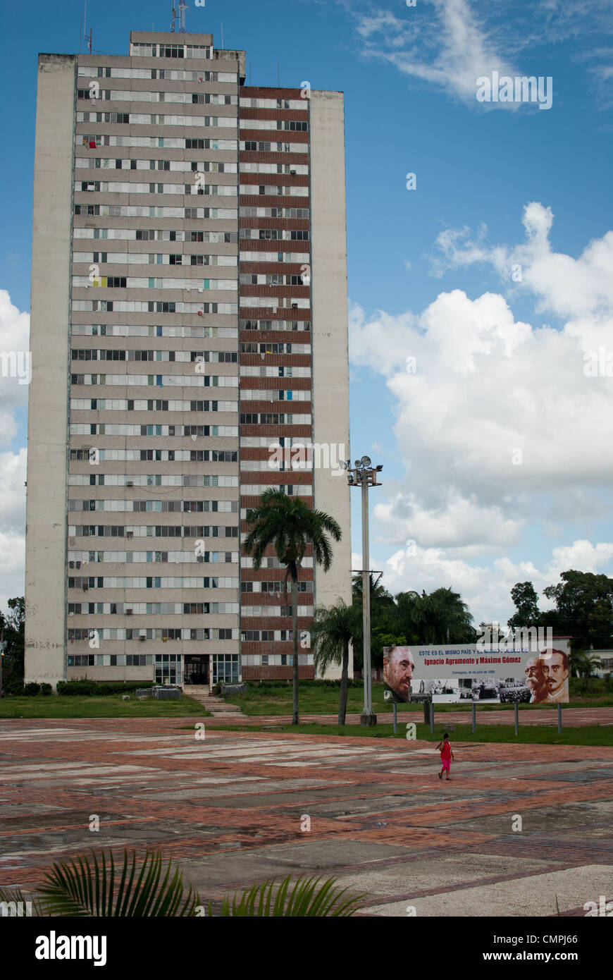 Alto blocco di appartamenti e un poster di propaganda in Plaza Rivoluzione, Camaguey, Cuba Foto Stock