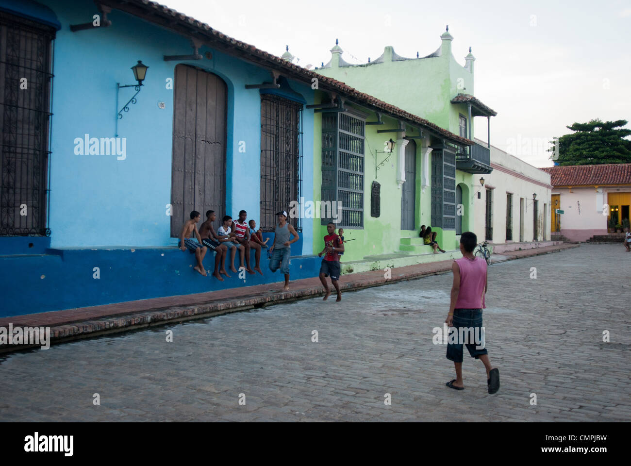 Bambini appendere fuori a Plaza de San Juan de Dios, Camaguey, Cuba Foto Stock